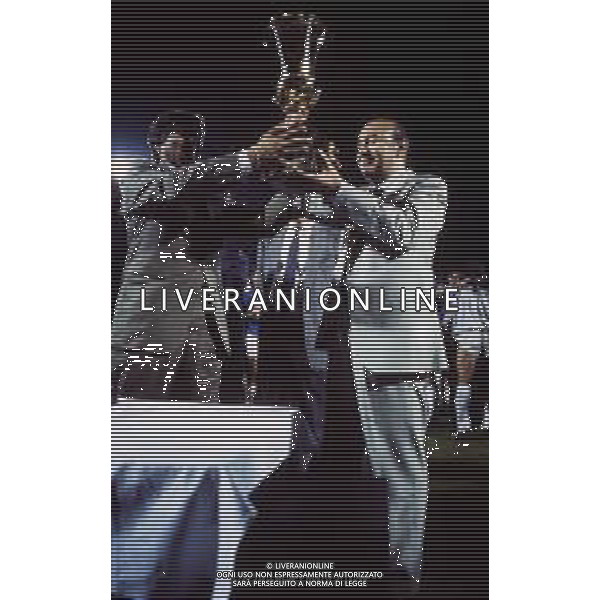RETROSPETTIVA PAOLO MANTOVANI PRESIDENTE DELLA SAMPDORIA CALCIO NELLA FOTO PAOLO MANTOVANI PRESIDENTE DELLA SAMPDORIA CALCIO CON LUCIANO NIZZOLA RICEVE LA COPPA ITALIA AG ALDO LIVERANI SAS