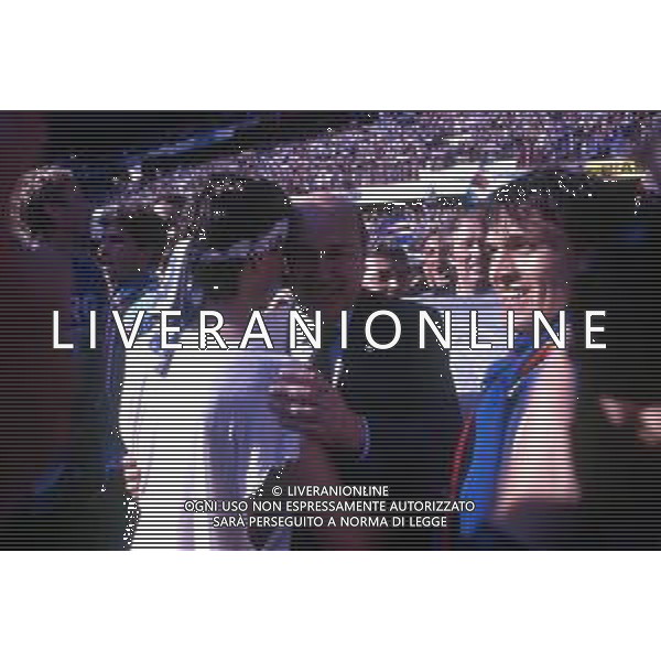 RETROSPETTIVA PAOLO MANTOVANI PRESIDENTE DELLA SAMPDORIA CALCIO NELLA FOTO PAOLO MANTOVANI PRESIDENTE DELLA SAMPDORIA CALCIO CON FAUSTO PARI E GIOVANNI INVERNIZZI FESTA SCUDETTO AG ALDO LIVERANI SAS