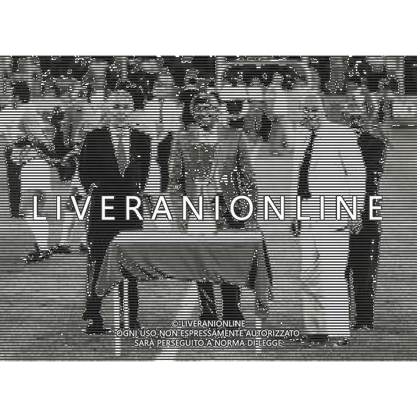 RETROSPETTIVA PAOLO MANTOVANI PRESIDENTE DELLA SAMPDORIA CALCIO NELLA FOTO PAOLO MANTOVANI PRESIDENTE DELLA SAMPDORIA CALCIO CON LUCIANO NIZZOLA E TIGANI CON LA COPPA ITALIA AG ALDO LIVERANI SAS