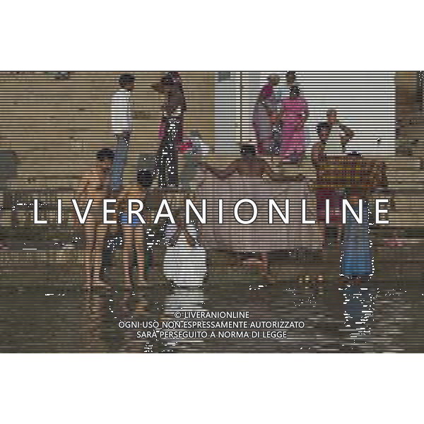 India - persone che pregano sul fiume Gange a Varanasi - Hindus bathing and praying in the Ganges river ©Claudio Zamagni/ AGENZIA ALDO LIVERANI SAS