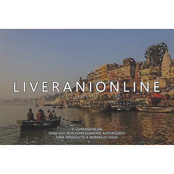 India - turisti sulla barca a Varanasi - Varanasi on Ganga River, India Varanasi sul fiume Gange in India/ AGENZIA ALDO LIVERANI SAS