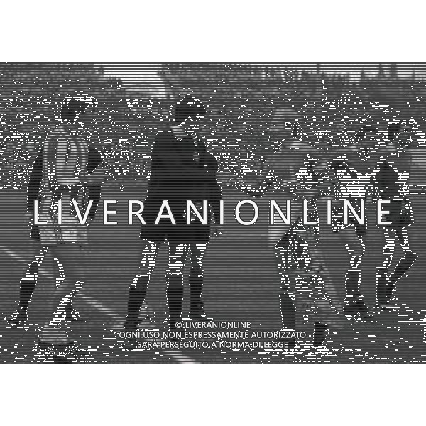 09-12-1979 COMO CAMPIONATO DI CALCIO SERIE B COMO VICENZA 1-1 NELLA FOTO GIORGIO REDEGHIERI -ARBITRO CLAUDIO PIERI E ADRIANO LOMBARDI AG ALDO LIVERANI SAS