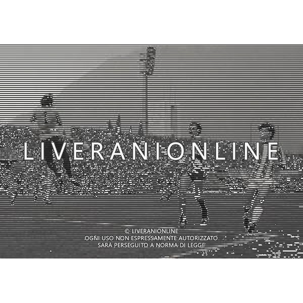 09-12-1979 COMO CAMPIONATO DI CALCIO SERIE B COMO VICENZA 1-1 NELLA FOTO PARATA WILLIAM VECCHI- SILVANO FONTOLAN E NICOLA ZANONE AG ALDO LIVERANI SAS