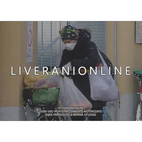 IMOLA 21 03 2020 VITA QUOTIDIANA DURANTE L\'EMERGENZA CORONAVIRUS PERSONE CON MASCHERINA IN CENTRO AL MERCATO PER LA SPESA ©SANNA / AGENZIA ALDO LIVERANI SAS