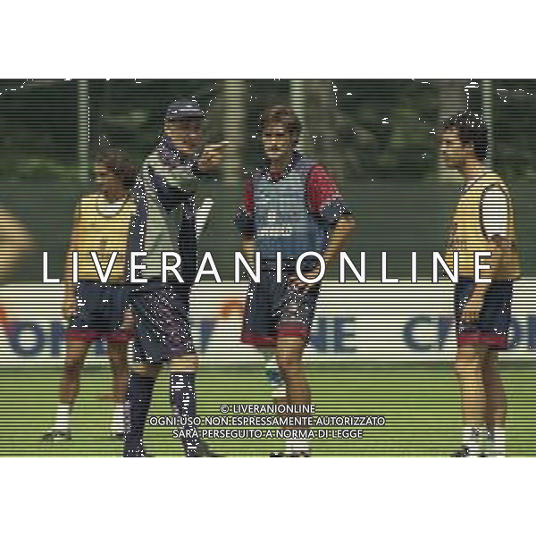 1999 SESTOLA-ALLENAMENTO PRE CAMPIONATO ESTIVO BOLOGNA CALCIO NELLA FOTO SERGIO BUSO ALLENATORE BOLOGNA CALCIO CON CRISTOPHE SANCHEZ E GIOVANNI BIA AG ALDO LIVERANI SAS