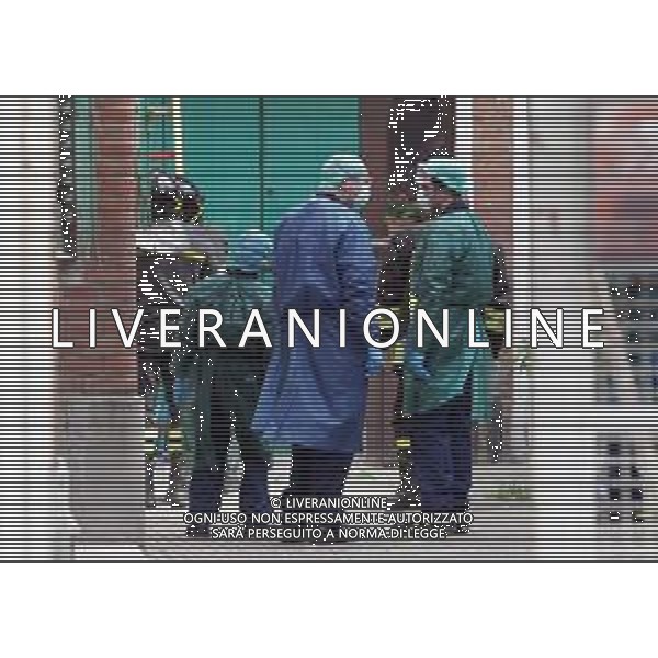 IMOLA 22 03 2020 CHIAMATA AL 118 PER UN MALORE INTERVENGONO I VIGILI DEL FUOCO, MEDICI E INFERMIERI IN STATO DI EMERGENZA CORONAVIRUS NELLA FOTO I SOCCORRITORI AL LAVORO CON LE PRECAUZIONI OBBLIGATORIE MASCHERINE, GUANTI, CAMICI E TUTE ERMETICHE PROTETTIVE ©SANNA / AGENZIA ALDO LIVERANI SAS