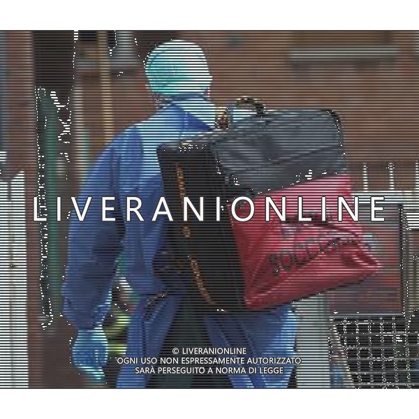 IMOLA 22 03 2020 CHIAMATA AL 118 PER UN MALORE INTERVENGONO I VIGILI DEL FUOCO, MEDICI E INFERMIERI IN STATO DI EMERGENZA CORONAVIRUS NELLA FOTO I SOCCORRITORI AL LAVORO CON LE PRECAUZIONI OBBLIGATORIE MASCHERINE, GUANTI, CAMICI E TUTE ERMETICHE PROTETTIVE ©SANNA / AGENZIA ALDO LIVERANI SAS