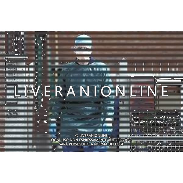 IMOLA 22 03 2020 CHIAMATA AL 118 PER UN MALORE INTERVENGONO I VIGILI DEL FUOCO, MEDICI E INFERMIERI IN STATO DI EMERGENZA CORONAVIRUS NELLA FOTO I SOCCORRITORI AL LAVORO CON LE PRECAUZIONI OBBLIGATORIE MASCHERINE, GUANTI, CAMICI E TUTE ERMETICHE PROTETTIVE ©SANNA / AGENZIA ALDO LIVERANI SAS