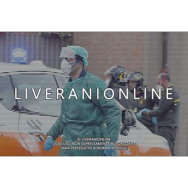 IMOLA 22 03 2020 CHIAMATA AL 118 PER UN MALORE INTERVENGONO I VIGILI DEL FUOCO, MEDICI E INFERMIERI IN STATO DI EMERGENZA CORONAVIRUS NELLA FOTO I SOCCORRITORI AL LAVORO CON LE PRECAUZIONI OBBLIGATORIE MASCHERINE, GUANTI, CAMICI E TUTE ERMETICHE PROTETTIVE ©SANNA / AGENZIA ALDO LIVERANI SAS