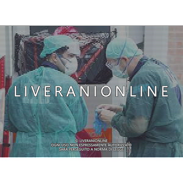 IMOLA 22 03 2020 CHIAMATA AL 118 PER UN MALORE INTERVENGONO I VIGILI DEL FUOCO, MEDICI E INFERMIERI IN STATO DI EMERGENZA CORONAVIRUS NELLA FOTO I SOCCORRITORI AL LAVORO CON LE PRECAUZIONI OBBLIGATORIE MASCHERINE, GUANTI, CAMICI E TUTE ERMETICHE PROTETTIVE ©SANNA / AGENZIA ALDO LIVERANI SAS