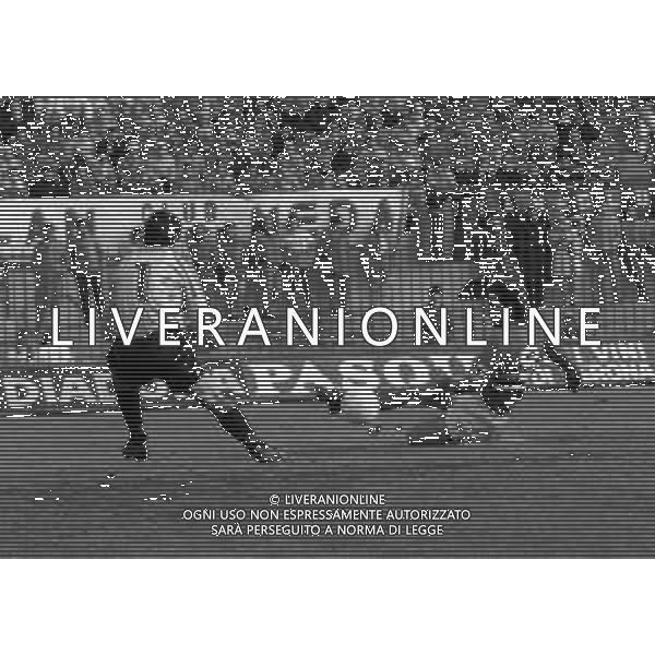 09-02-1986 MILANO CAMPIONATO DI CALCIO SERIE A MILAN SAMPDORIA 2-2 NELLA FOTO GOAL ROBERTO MANCINI AG ALDO LIVERANI SAS