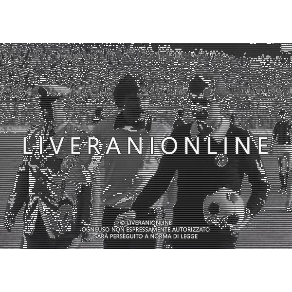 12-10-1980 MILANO CAMPIONATO DI CALCIO SERIE B MILAN VERONA 2-1 NELLA FOTO PAOLO CONTI CON L\'ARBITRO PIERLUIGI PAIRETTO AG ALDO LIVERANI SAS 
