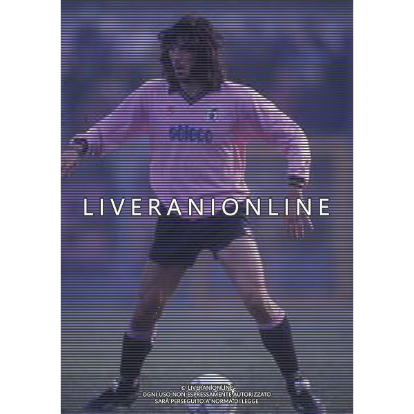 RETROSPETTIVA FELICE CENTOFANTI CALCIATORE NELLA FOTO FELICE CENTOFANTI CON LA MAGLIA DEL PALERMO CALCIO NELL\'ANNO 1991-1992 AG ALDO LIVERANI SAS