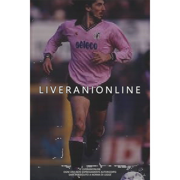 RETROSPETTIVA FELICE CENTOFANTI CALCIATORE NELLA FOTO FELICE CENTOFANTI CON LA MAGLIA DEL PALERMO CALCIO NELL\'ANNO 1991-1992 AG ALDO LIVERANI SAS