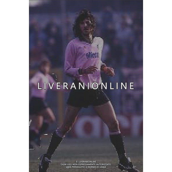 RETROSPETTIVA FELICE CENTOFANTI CALCIATORE NELLA FOTO FELICE CENTOFANTI CON LA MAGLIA DEL PALERMO CALCIO NELL\'ANNO 1991-1992 AG ALDO LIVERANI SAS