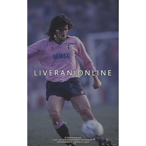 RETROSPETTIVA FELICE CENTOFANTI CALCIATORE NELLA FOTO FELICE CENTOFANTI CON LA MAGLIA DEL PALERMO CALCIO NELL\'ANNO 1991-1992 AG ALDO LIVERANI SAS