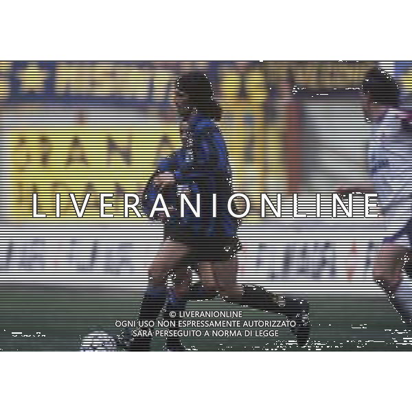 RETROSPETTIVA FELICE CENTOFANTI CALCIATORE NELLA FOTO FELICE CENTOFANTI CON LA MAGLIA DELL\'INTER CALCIO NELL\'ANNO 1995-1996 AG ALDO LIVERANI SAS