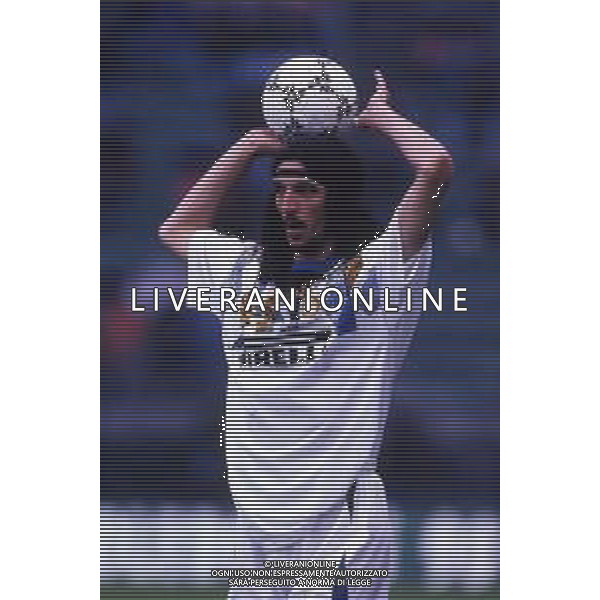 RETROSPETTIVA FELICE CENTOFANTI CALCIATORE NELLA FOTO FELICE CENTOFANTI CON LA MAGLIA DELL\'INTER CALCIO NELL\'ANNO 1995-1996 AG ALDO LIVERANI SAS