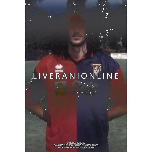 RETROSPETTIVA FELICE CENTOFANTI CALCIATORE NELLA FOTO FELICE CENTOFANTI CON LA MAGLIA DEL GENOA CALCIO NELL\'ANNO 1996-1997 AG ALDO LIVERANI SAS