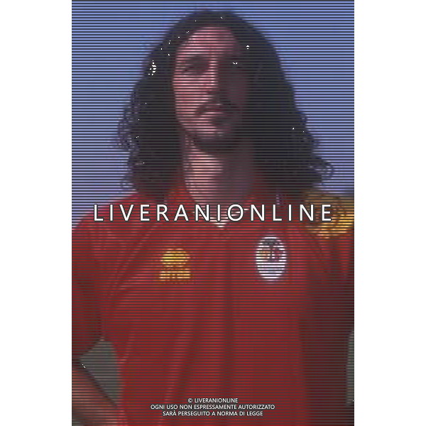 RETROSPETTIVA FELICE CENTOFANTI CALCIATORE NELLA FOTO FELICE CENTOFANTI CON LA MAGLIA DEL RAVENNA CALCIO NELL\'ANNO 1998-1999 AG ALDO LIVERANI SAS