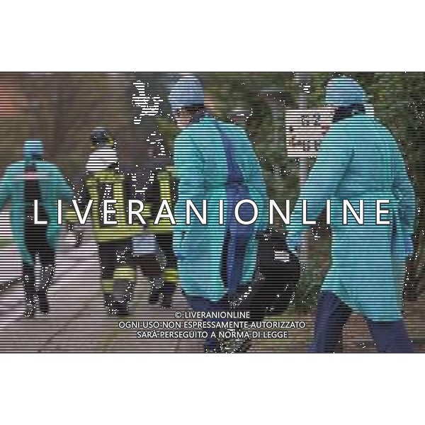 IMOLA 26 03 2020 CORONAVIRUS ANZIANO NON RISPONDEVA DA UNA SETTIMANA AI FAMIGLIARI - CHIAMATI I SOCCORSI PER CONSTATARE LE CONDIZIONI DI SALUTE PERO\' IN CASA NON VIENE TROVATO NESSUNO NELLA FOTO MEDICI INFERMIERI CARABINIERI E VIGILI DEL FUOCO CON MASCHERINA PER PRESTARE SOCCORSO©SANNA / AGENZIA ALDO LIVERANI SAS