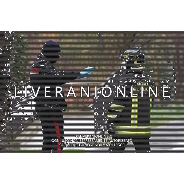 IMOLA 26 03 2020 CORONAVIRUS ANZIANO NON RISPONDEVA DA UNA SETTIMANA AI FAMIGLIARI - CHIAMATI I SOCCORSI PER CONSTATARE LE CONDIZIONI DI SALUTE PERO\' IN CASA NON VIENE TROVATO NESSUNO NELLA FOTO MEDICI INFERMIERI CARABINIERI E VIGILI DEL FUOCO CON MASCHERINA PER PRESTARE SOCCORSO©SANNA / AGENZIA ALDO LIVERANI SAS
