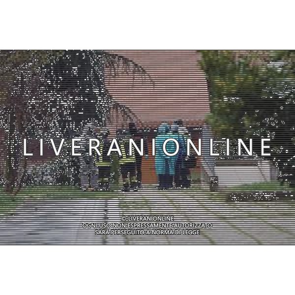 IMOLA 26 03 2020 CORONAVIRUS ANZIANO NON RISPONDEVA DA UNA SETTIMANA AI FAMIGLIARI - CHIAMATI I SOCCORSI PER CONSTATARE LE CONDIZIONI DI SALUTE PERO\' IN CASA NON VIENE TROVATO NESSUNO NELLA FOTO MEDICI INFERMIERI CARABINIERI E VIGILI DEL FUOCO CON MASCHERINA PER PRESTARE SOCCORSO©SANNA / AGENZIA ALDO LIVERANI SAS