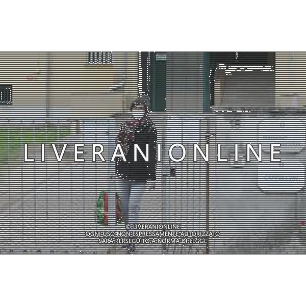 IMOLA 27 03 2020 EMERGENZA CORONAVIRUS NELLA FOTO I GENITORI DELLA SCUOLA ELEMENTARE CAPPUCCINI RITIRANO I LIBRI SCOLASTICI SU RICHIESTA DELLA SCUOLA ©SANNA / AGENZIA ALDO LIVERANI SAS