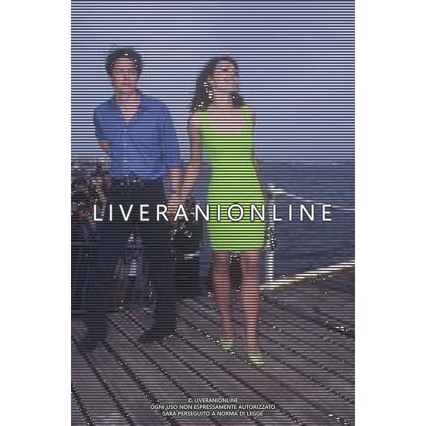 RETROSPETTIVA HUGH GRANT ATTORE NELLA FOTO HUGH GRANT CON ELIZABETH HURLEY A CANNES NELL\'ANNO 1996 AG ALDO LIVERANI SAS
