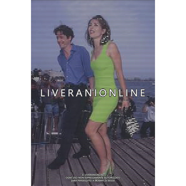 RETROSPETTIVA HUGH GRANT ATTORE NELLA FOTO HUGH GRANT CON ELIZABETH HURLEY A CANNES NELL\'ANNO 1996 AG ALDO LIVERANI SAS