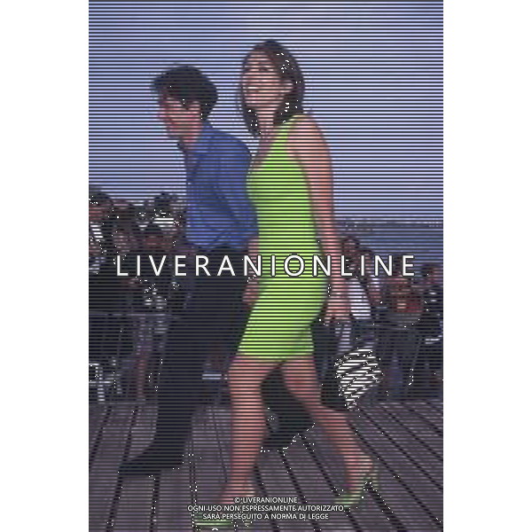 RETROSPETTIVA HUGH GRANT ATTORE NELLA FOTO HUGH GRANT CON ELIZABETH HURLEY A CANNES NELL\'ANNO 1996 AG ALDO LIVERANI SAS