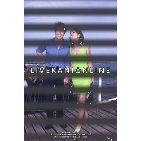 RETROSPETTIVA HUGH GRANT ATTORE NELLA FOTO HUGH GRANT CON ELIZABETH HURLEY A CANNES NELL\'ANNO 1996 AG ALDO LIVERANI SAS