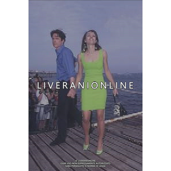 RETROSPETTIVA HUGH GRANT ATTORE NELLA FOTO HUGH GRANT CON ELIZABETH HURLEY A CANNES NELL\'ANNO 1996 AG ALDO LIVERANI SAS