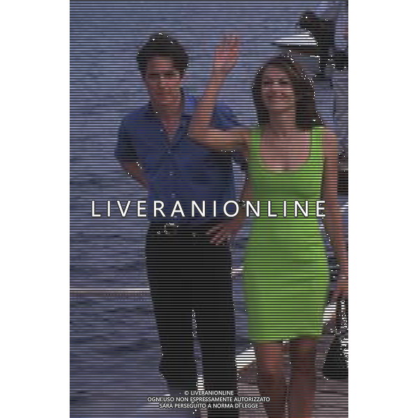 RETROSPETTIVA HUGH GRANT ATTORE NELLA FOTO HUGH GRANT CON ELIZABETH HURLEY A CANNES NELL\'ANNO 1996 AG ALDO LIVERANI SAS