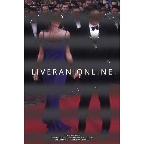 RETROSPETTIVA HUGH GRANT ATTORE NELLA FOTO HUGH GRANT CON ELIZABETH HURLEY A CANNES NELL\'ANNO 1997 AG ALDO LIVERANI SAS