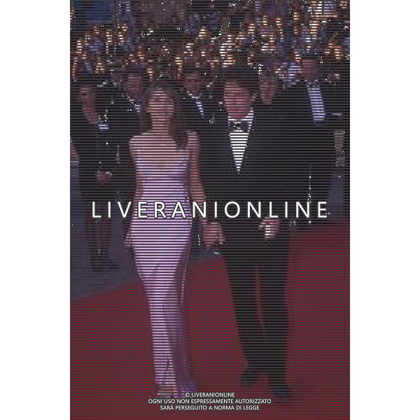 RETROSPETTIVA HUGH GRANT ATTORE NELLA FOTO HUGH GRANT CON ELIZABETH HURLEY A CANNES NELL\'ANNO 1997 AG ALDO LIVERANI SAS
