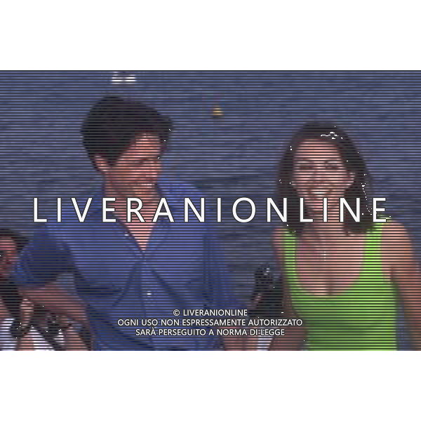 RETROSPETTIVA HUGH GRANT ATTORE NELLA FOTO HUGH GRANT CON ELIZABETH HURLEY A CANNES NELL\'ANNO 1996 AG ALDO LIVERANI SAS