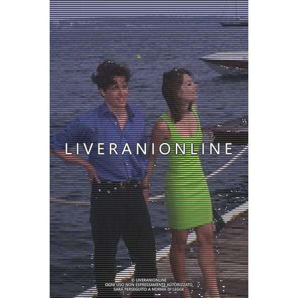 RETROSPETTIVA HUGH GRANT ATTORE NELLA FOTO HUGH GRANT CON ELIZABETH HURLEY A CANNES NELL\'ANNO 1996 AG ALDO LIVERANI SAS