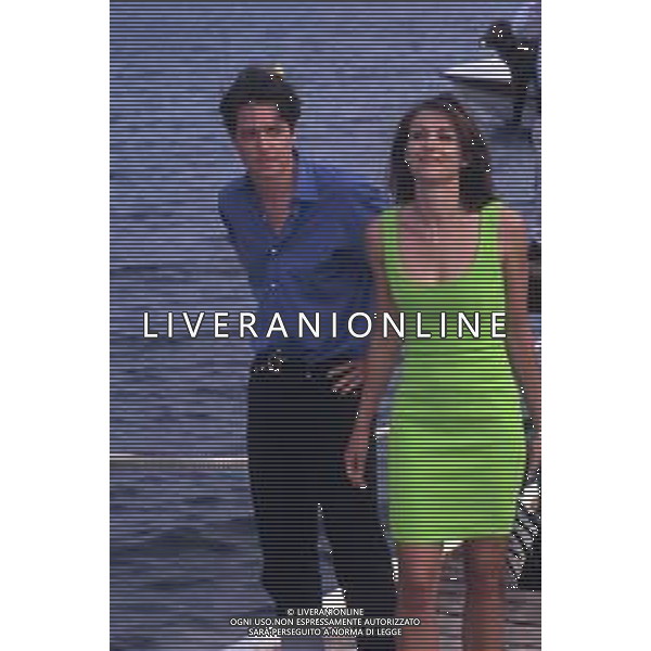 RETROSPETTIVA HUGH GRANT ATTORE NELLA FOTO HUGH GRANT CON ELIZABETH HURLEY A CANNES NELL\'ANNO 1996 AG ALDO LIVERANI SAS