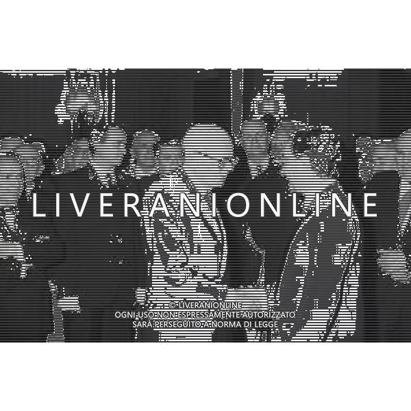 RETROSPETTIVA SANDRO PERTINI POLITICO NELLA FOTO IL PRESIDNTE DELLA REPUBBLICA ITALIANA SANDRO PERTINI A MILANO RICEVE IL PREMIO CARLO ALBERTO DALLA CHIESA ALLA PRESENZA DEL SINDACO CARLO TOGNOLI 07-12-1985 AG ALDO LIVERANI SAS