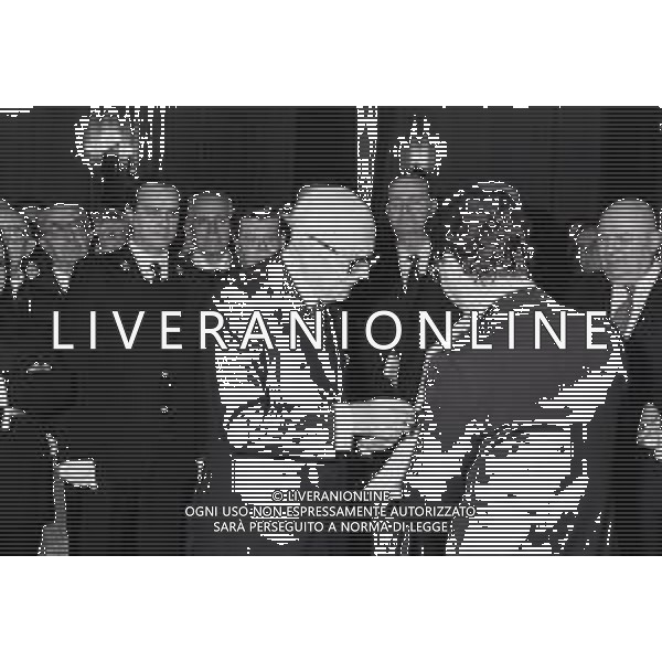 RETROSPETTIVA SANDRO PERTINI POLITICO NELLA FOTO IL PRESIDNTE DELLA REPUBBLICA ITALIANA SANDRO PERTINI A MILANO RICEVE IL PREMIO CARLO ALBERTO DALLA CHIESA ALLA PRESENZA DEL SINDACO CARLO TOGNOLI 07-12-1985 AG ALDO LIVERANI SAS