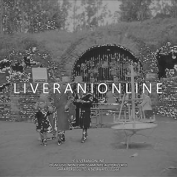 Bruno Cornacchiola, (che negli anni \'40 aveva in progetto di uccidere Papa Pio XII ) veggente, nell\'abbazia delle tre fontane, grotta del santuario vergine della rivelazione Roma anni \'50 - Retrospettiva Nella foto con la moglie Iolanda e i figli Gianfranco, Carlo e Isola ©Archivio Giovanni Liverani / AGENZIA ALDO LIVERANI SAS
