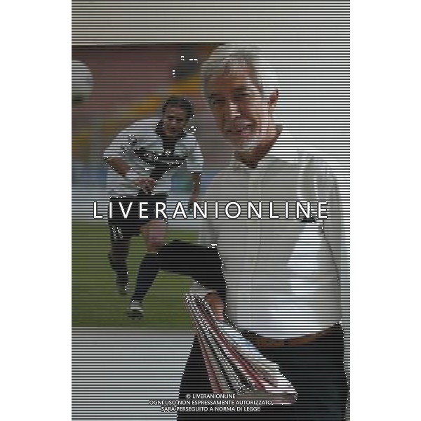 MILANO 20/7/2005 VIA ROSELLINI, 4 ASSEMBLEA DI LEGA CALCIO SERIE B NELLA FOTO GIAMBATTISTA PASTORELLO PRESIDENTE DEL VERONA CALCIO CON DIETRO IL POSTER DI GILARDINO FOTO ROMANO/AG ALDO LIVERANI