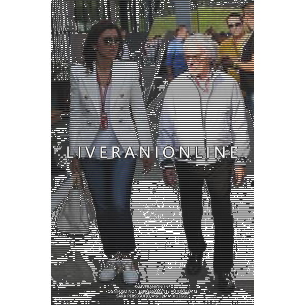 Bernie Ecclestone (GBR) with his wife Fabiana Flosi (BRA). 30.06.2018. Formula 1 World Championship, Rd 9, Austrian Grand Prix, Spielberg, Austria, Qualifying Day. / AGENZIA ALDO LIVERANI SAS - ITALY ONLY EDITORIAL USE ONLY - Bernie Ecclestone (GBR) con la moglie Fabiana Flosi (BRA).