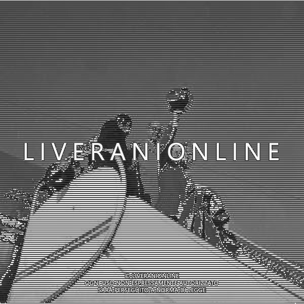 1952 ROMA ARRIVO CHARLIE CHAPLIN ATTORE NELLA FOTO CHARLIE CHAPLIN AL SUO ARRIVIO ALL\'AEROPORTO DI ROMA IL 18-12-1952 AG ALDO LIVERANI SAS