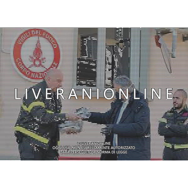 IMOLA 03 04 2020 EMERGENZA CORONAVIRUS - ON.GIANNI TONELLI LEGA INSIEME A SIMONE CARAPIA LEGA IMOLA E ANDREA LONGHI HANNO DONATO LE MASCHERINE AGLI UOMINI IN DIVISA DELLE FORZE DELL\'ORDINE NELLA FOTO I VIGILI DEL FUOCO DI IMOLA ©SANNA / AGENZIA ALDO LIVERANI SAS