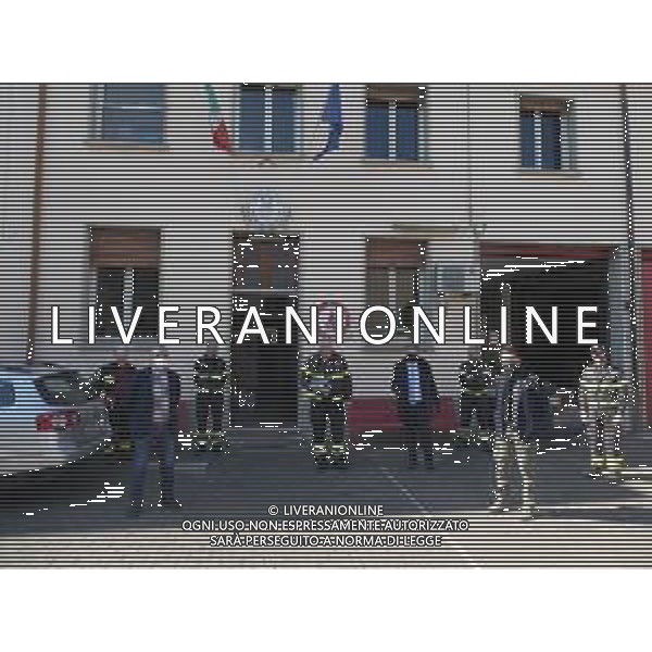 IMOLA 03 04 2020 EMERGENZA CORONAVIRUS - ON.GIANNI TONELLI LEGA INSIEME A SIMONE CARAPIA LEGA IMOLA E ANDREA LONGHI HANNO DONATO LE MASCHERINE AGLI UOMINI IN DIVISA DELLE FORZE DELL\'ORDINE NELLA FOTO I VIGILI DEL FUOCO DI IMOLA ©SANNA / AGENZIA ALDO LIVERANI SAS