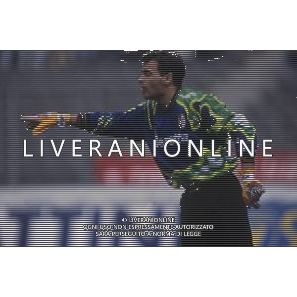 RETROSPETTIVA LUCA MARCHEGIANI CALCIATORE NELLA FOTO LUCA MARCHEGIANI CON LA MAGLIA DEL TORINO CALCIO NELL\'ANNO 1992-1993 AG ALDO LIVERANI SAS