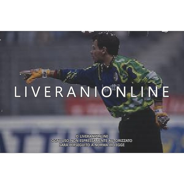RETROSPETTIVA LUCA MARCHEGIANI CALCIATORE NELLA FOTO LUCA MARCHEGIANI CON LA MAGLIA DEL TORINO CALCIO NELL\'ANNO 1992-1993 AG ALDO LIVERANI SAS