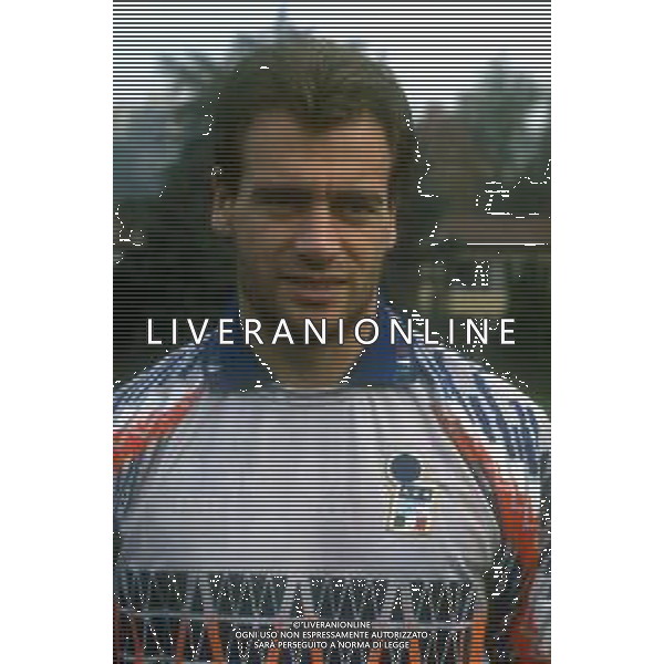 RETROSPETTIVA LUCA MARCHEGIANI CALCIATORE NELLA FOTO LUCA MARCHEGIANI CON LA MAGLIA DELLA NAZIONALE ITALIANA DI CALCIO NELL\'ANNO 1993-1994 AG ALDO LIVERANI SAS